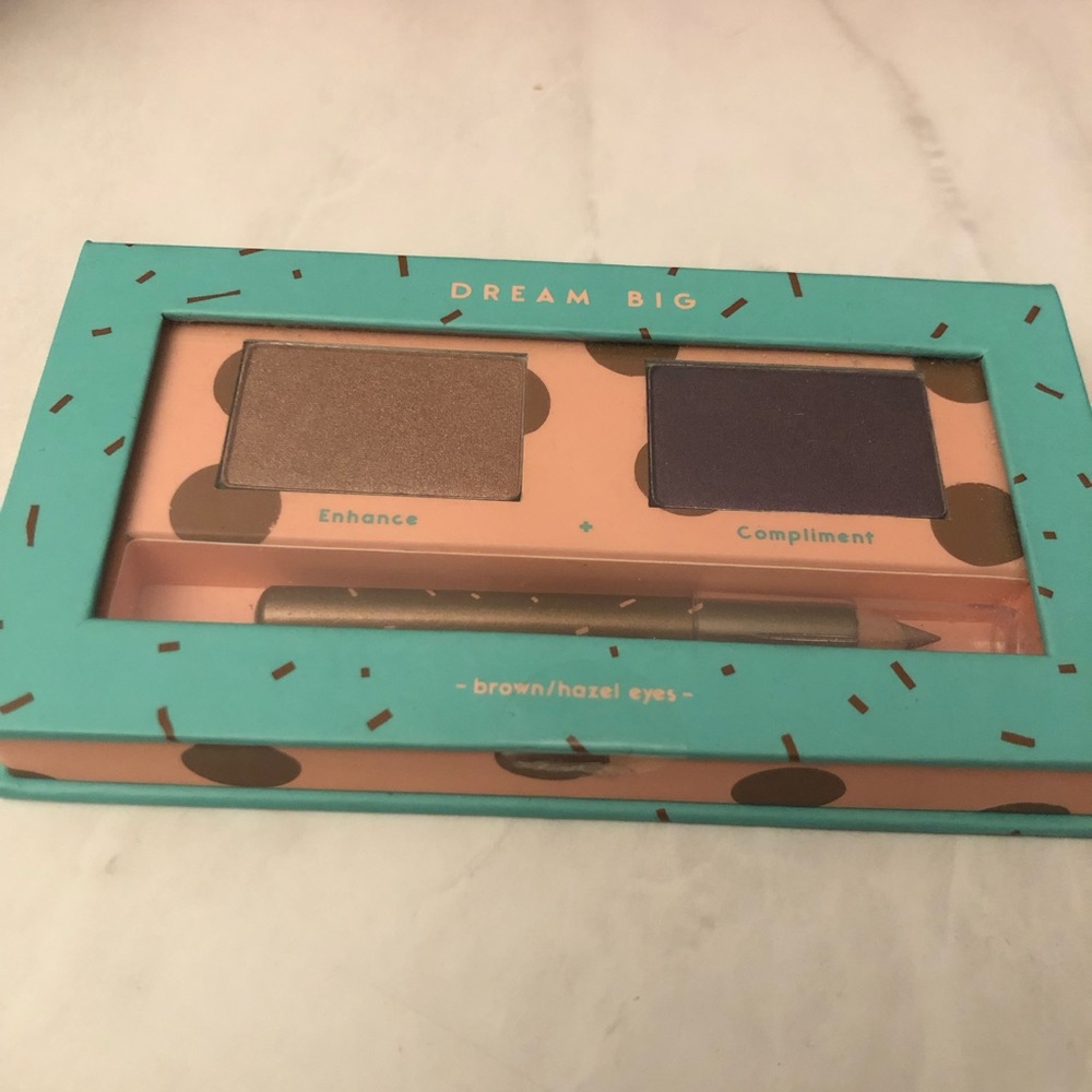 Eye shadow and eye pencil combo for brown/hazel eyes